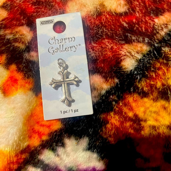 Silver 1 piece cross charm. Unisex - Picture 1 of 2